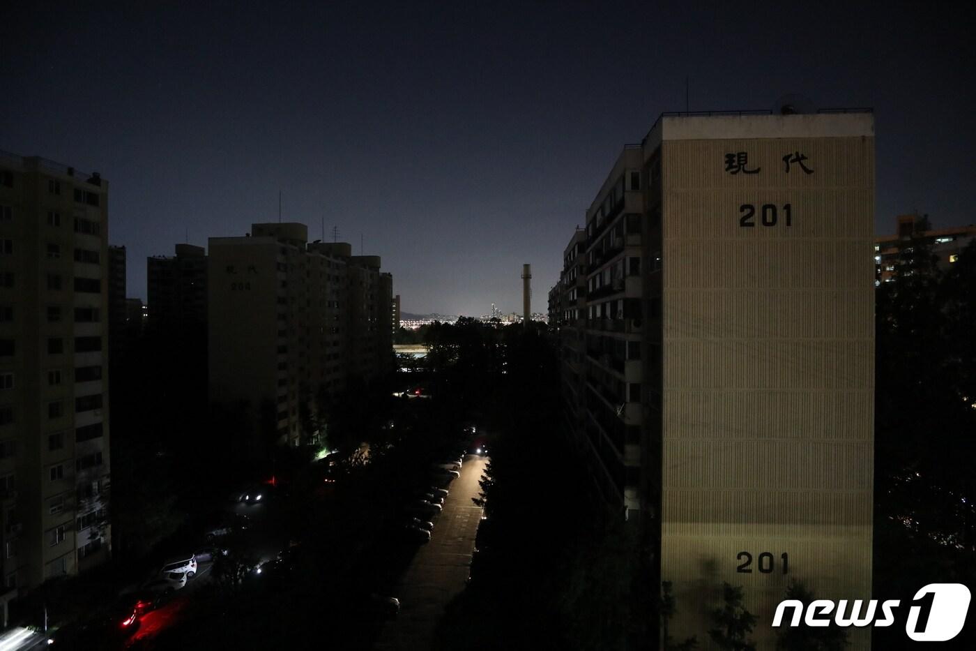 본문 이미지 - 정전된 아파트(사진은 기사 내용과 무관함) / 뉴스1 ⓒ News1