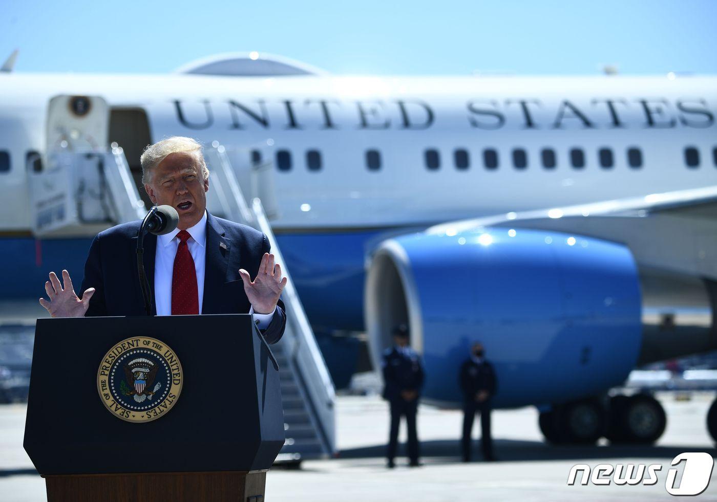 도널드 트럼프 미국 대통령이 17일(현지시간) 미네소타주 미니애폴리스 공항의 전용기 앞에서 연설을 하고 있다. ⓒ AFP=뉴스1 ⓒ News1 우동명 기자