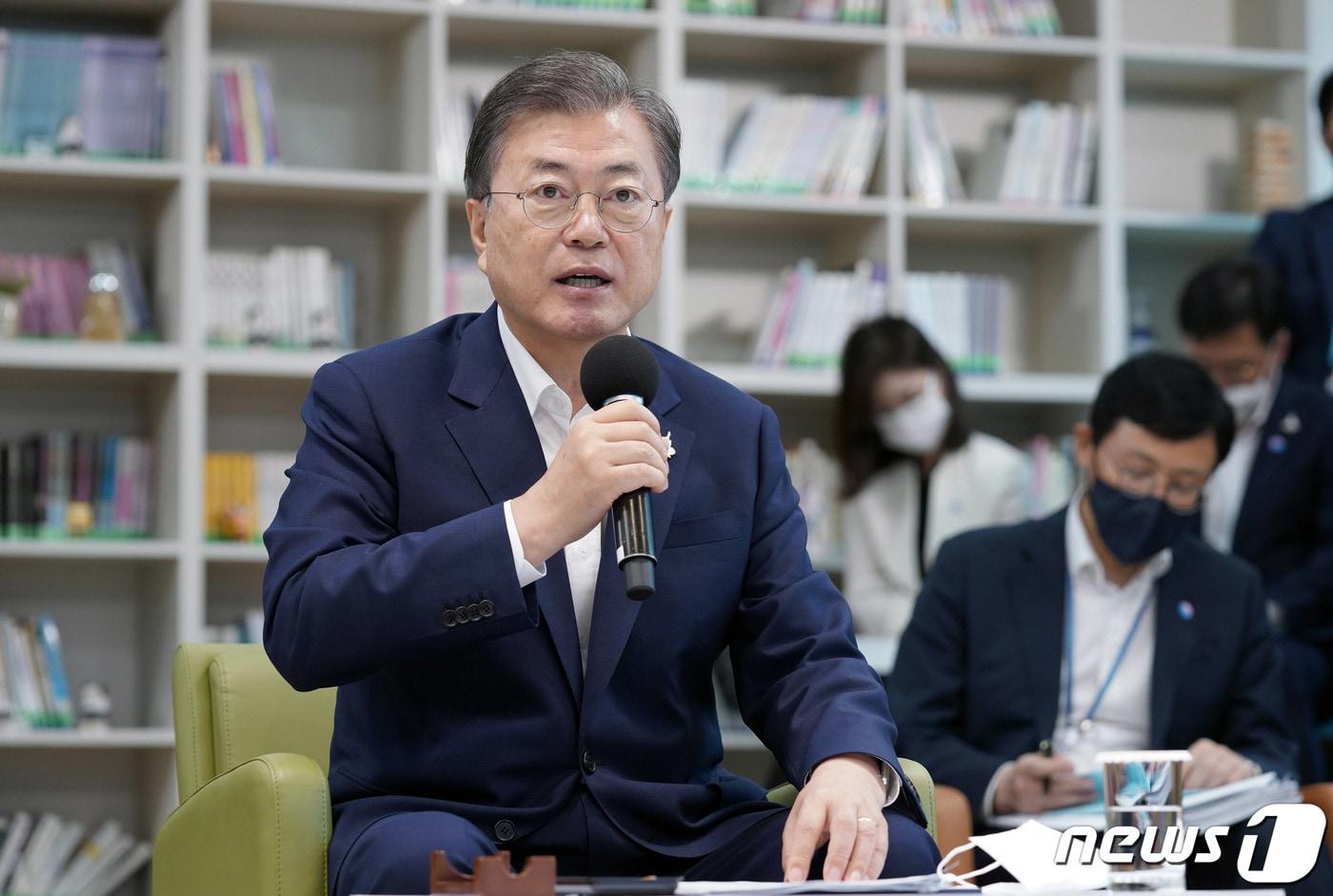 문재인 대통령이 지난 18일 오전 '한국판 뉴딜, 현장에 가다'의 일환으로 그린 스마트 교육을 시행 중인 서울 중구 창덕여자중학교를 방문해 그린 스마트 스쿨 추진 시도 교육감 간담회를 갖고 있다. (청와대 제공) /뉴스1