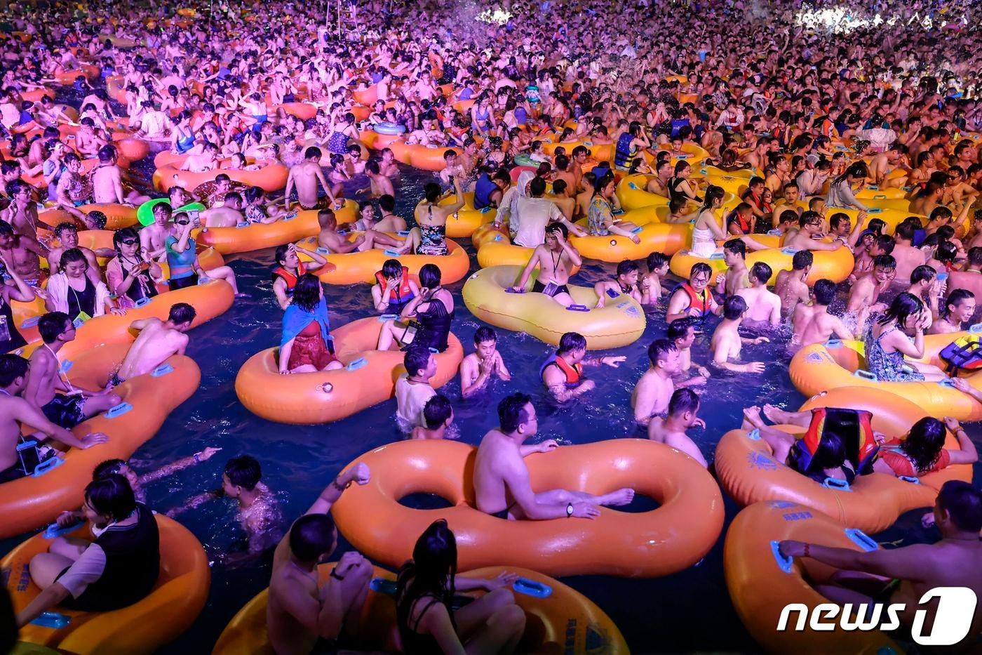 16일 중국 후베이성 우한의 한 워터파크에서 입장객들이 물놀이를 즐기고 있다. ⓒ AFP=뉴스1