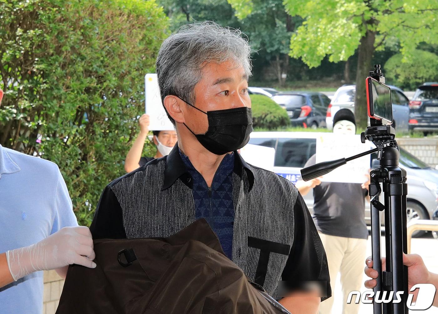 본문 이미지 - 광복절 광화문광장 집회에서 경찰관을 폭행한 혐의를 받고 있는 정창옥 씨가 18일 오후 서울 서초구 서울중앙지법에서 열리는 영장실질심사에 출석하고 있다. 2020.8.18/뉴스1 ⓒ News1 구윤성 기자