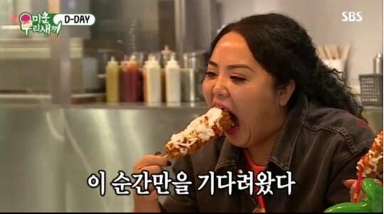 본문 이미지 - 가수 홍진영의 언니 홍선영이 다이어트를 하는 기간 중 '치팅데이'에 핫도그를 한 입 가득 먹고 있다. (SBS '미운우리새끼' 갈무리) ⓒ 뉴스1