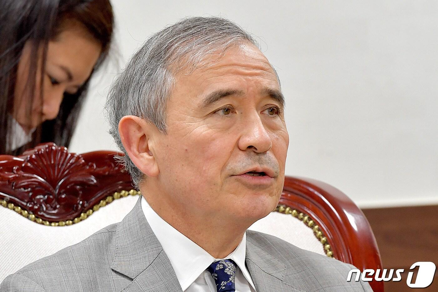 본문 이미지 - 해리 해리스 주한 미국대사가 18일 오후 서울 종로구 통일부에서 이인영 통일부 장관과 면담하고 있다. 2020.8.18/뉴스1 ⓒ News1 허경 기자