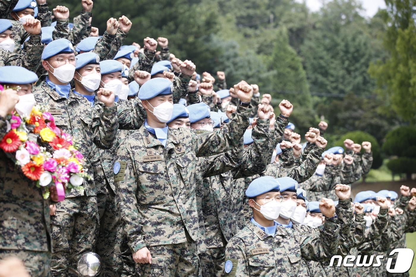 18일 오전 인천시 계양구 육군 국제평화지원단에서 열린 동명부대(레바논 평화유지단)24진 환송식에서 부대원들이 파이팅을 외치고 있다.(레바논 평화유지단 제공) 2020.8.18./뉴스1