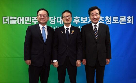 본문 이미지 - 더불어민주당 당대표 경선에 출마한 김부겸(왼쪽부터), 박주민, 이낙연 후보가 지난 18일 오후 서울 양천구 CBS사옥에서 CBS 라디오 ‘시사자키 정관용입니다’ 에 출연, 방송토론회 전 포즈를 취하고 있다. 이낙연 후보는 이날 오전 확진자와 접촉한 사살에 따라 토론회 직후 코로나 19검사를 응해 음성판정을 받았지만 오는 31일까지 2주간 자가격리에 들어갔다.  ⓒ News1 국회사진취재단
