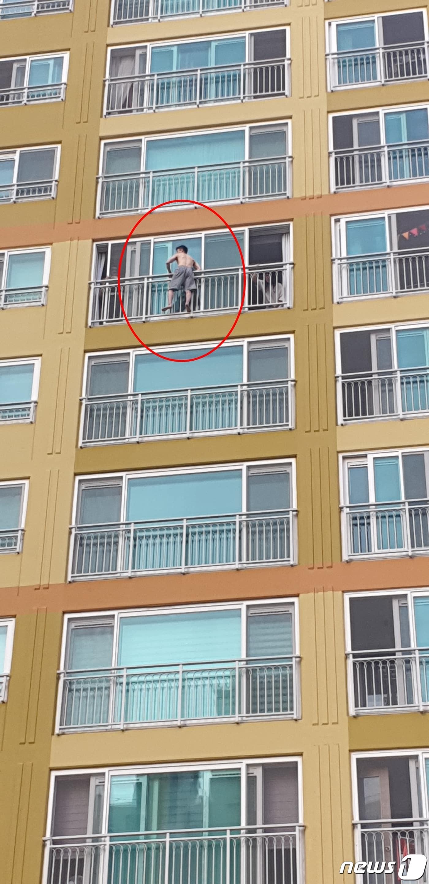 본문 이미지 - 18일 오후 6시 11분쯤 경남 창원시 진해구 용원동 모 아파트 9층에서 김모씨(37)가 투신자살 소동을 벌이고 있다.(창원소방본부 제공)2020.8.18.ⓒ 뉴스1