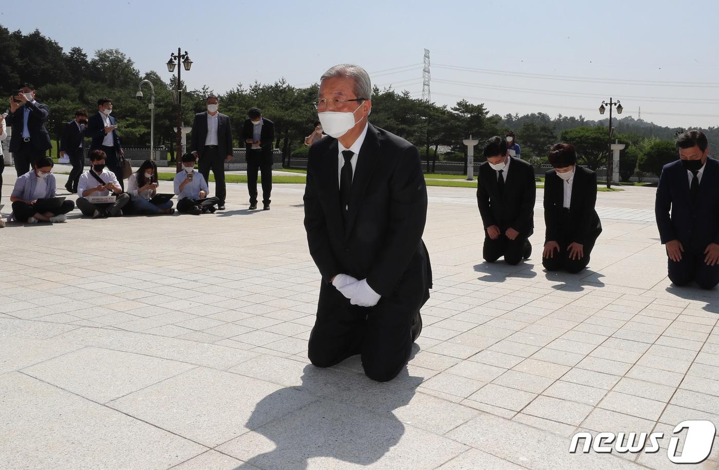 본문 이미지 - 김종인 미래통합당 비상대책위원장이 지난 8월19일 오전 광주 북구 국립5·18민주묘지에서 무릎 꿇고 참배하고 있다. 2020.8.19/뉴스1 ⓒ News1 한산 기자