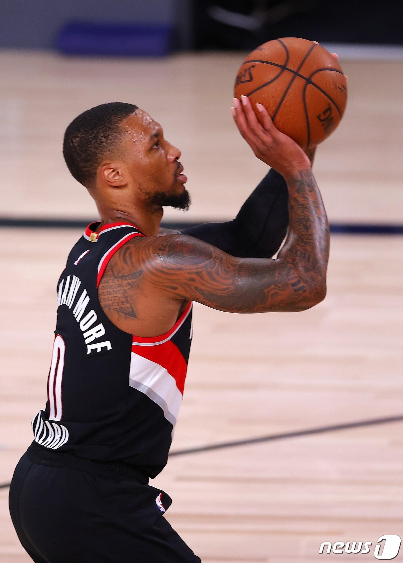 본문 이미지 - 포틀랜드 트레일블레이저스가 19일(한국시간) 미국 올랜도 HP 필드 하우스에서 열린 2019-20 미국프로농구(NBA) 플레이오프 1라운드 1차전에서 LA 레이커스를 100-93으로 승리했다. 포틀랜드 데미안 릴라드의 슛 장면.ⓒ AFP=뉴스1