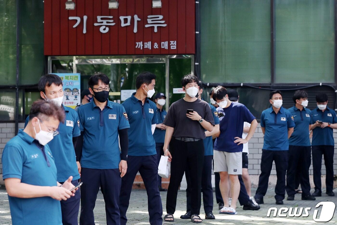 본문 이미지 - 지난 광복절 서울 광화문 일대에서 집회가 열릴 당시 질서유지를 담당했던 경찰 대원들이 19일 오후 서울 중구 서울지방경찰청 기동본부에 마련된 선별진료소에서 신종 코로나바이러스 감염증(코로나19) 진단검사를 받고 있다. 2020.8.19/뉴스1 ⓒ News1 민경석 기자