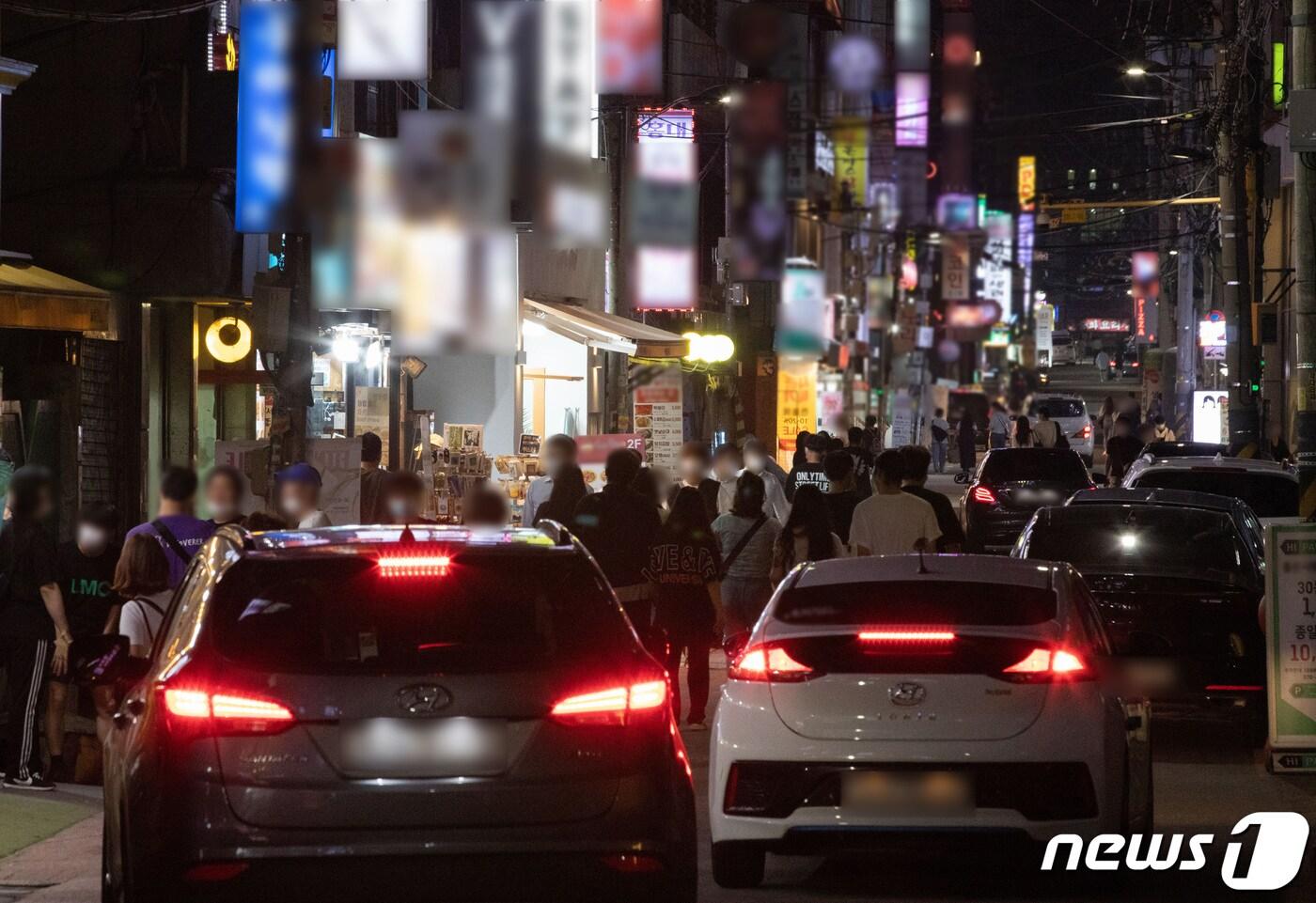 본문 이미지 - 오후 서울 마포구 홍대거리.(자료사진) /뉴스1 ⓒ News1 이재명 기자