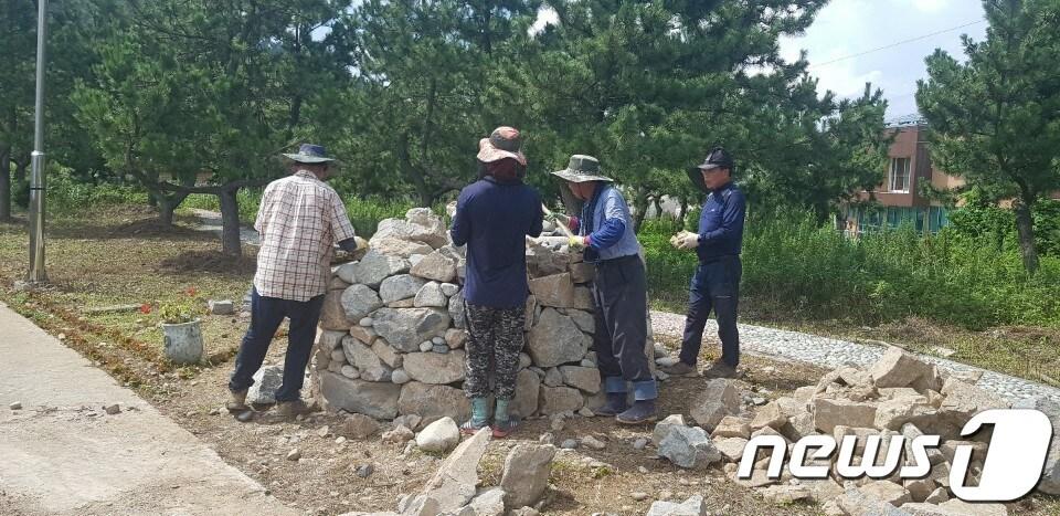 본문 이미지 - 이야포 평화탑 축조 과정.(이야포 70주년 추모위 제공)/뉴스1 ⓒ News1