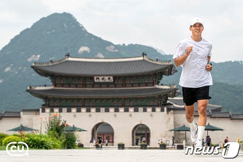 본문 이미지 - 가수 션이 지난달 30일 광화문에서 2020 버추얼 815 런 오픈 세리머니를 진행하고 있는 모습 ⓒ 뉴스1