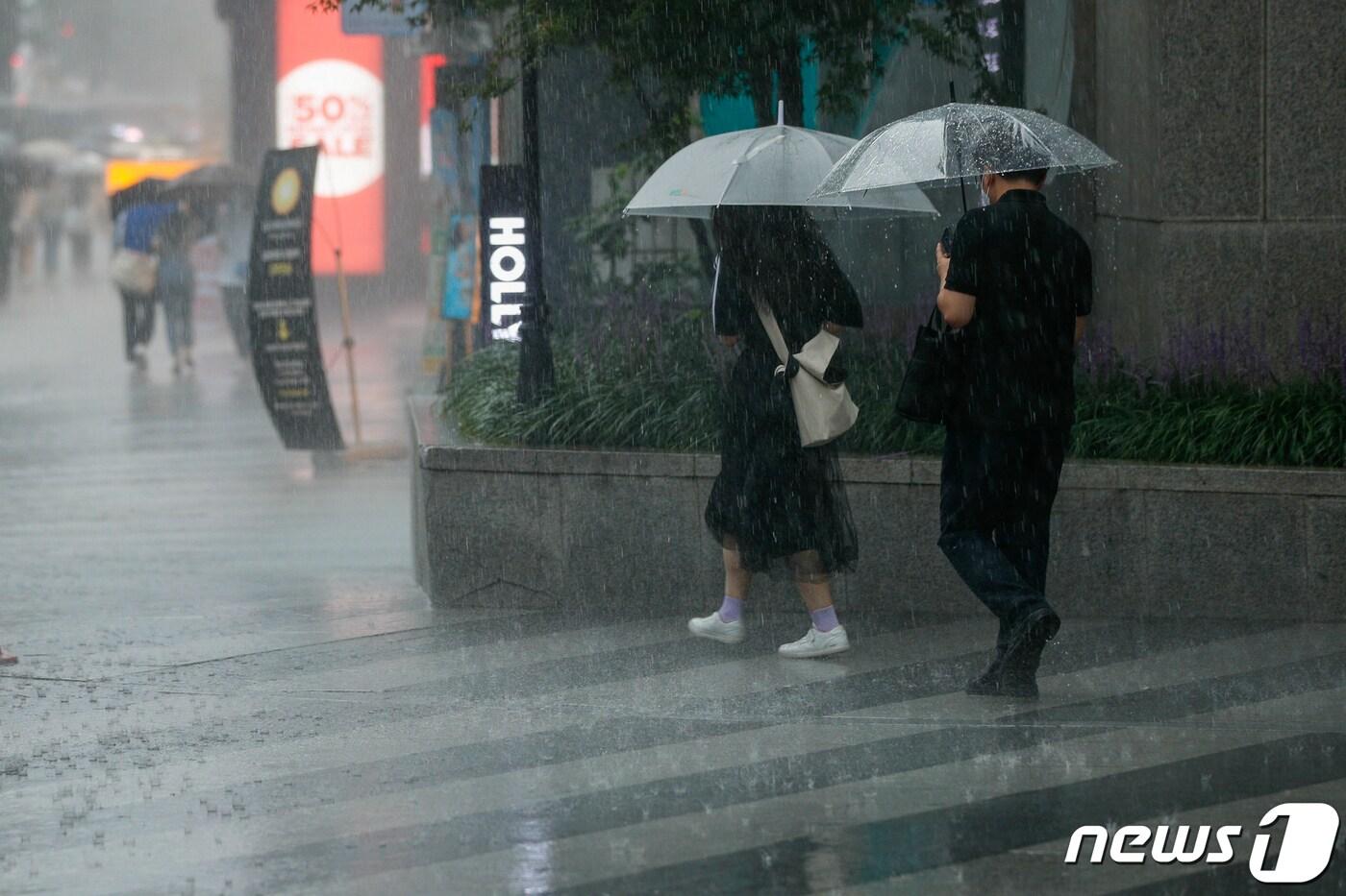 본문 이미지 - 시민들이 우산을 쓴 채 힘겹게 이동하고 있다./뉴스1 ⓒ News1 안은나 기자