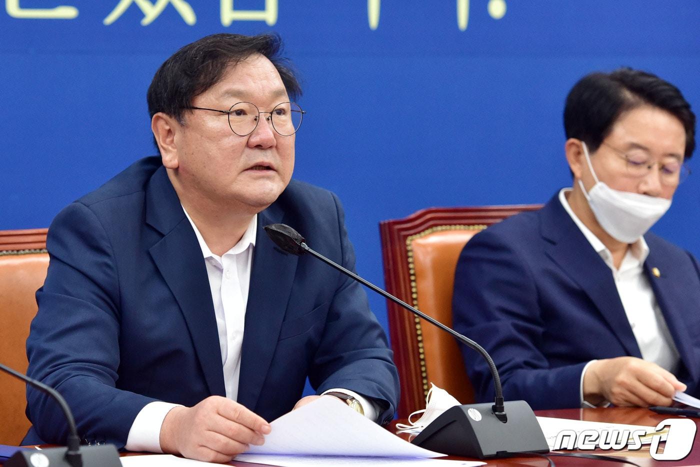본문 이미지 - 김태년 더불어민주당 원내대표가 20일 오전 서울 여의도 국회에서 열린 정책조정회의에서 발언하고 있다. 2020.8.20/뉴스1 ⓒ News1 박세연 기자