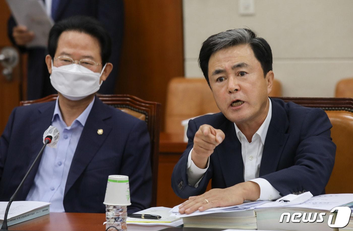 김태흠 미래통합당 의원이 20일 오전 서울 여의도 국회에서 열린 기획재정위원회 전체회의에서 의사진행발언 도중 김경협 더불어민주당 의원과 논쟁을 하고 있다. 2020.8.20/뉴스1 ⓒ News1 박세연 기자