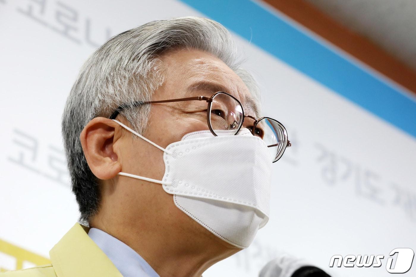 이재명 경기도지사는 4일 “재난지원금을 국채로 발행하고 지역화폐로 지급하면 가계 부채증가 막고 소비 촉진시켜 경제 살고 국민도 산다”고 밝혔다./뉴스1 ⓒ News1 조태형 기자