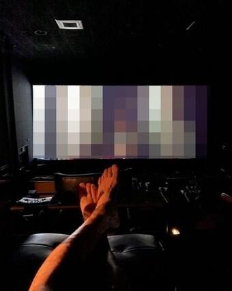 본문 이미지 - 정용진 신세계그룹 부회장이 부산 신세계백화점 센텀시티점 내에 입점한 한 영화관에서 영화를 관람하고 있다.(정용진 신세계그룹 부회장 인스타그램ⓒ 뉴스1