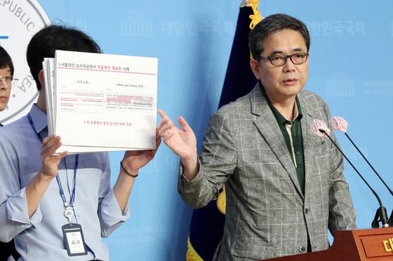 본문 이미지 - 곽상도 미래통합당 의원이 지난 8월 20일 오후 서울 여의도 국회 소통관에서 조국 교수의 박사 논문 표절 의혹 관련 서울대 연진위 결정에 대한 이의신청 기자회견을 하고 있다. 서울대측이 이의신청까지 기각, 조 전 장관 논문 표절의혹은 종지부를 찍었다.  ⓒ News1