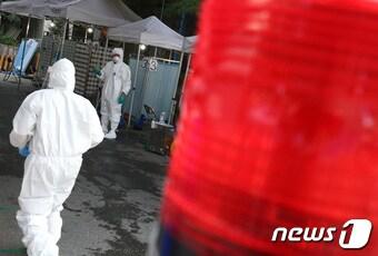 본문 이미지 - 수도권발 신종 코로나바이러스 감염증(코로나19) 지역 확진자가 증가하고 있는 가운데 20일 오후 대전 서구보건소에 마련된 선별진료소에서 의료진이 분주한 모습을 보이고 있다. 2020.8.20/뉴스1 ⓒ News1 김기태 기자