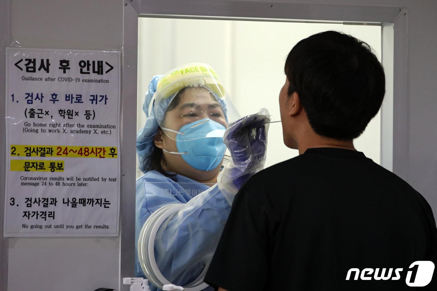 의료진이 검체를 채취하고 있다./뉴스1 ⓒ News1 이승배 기자