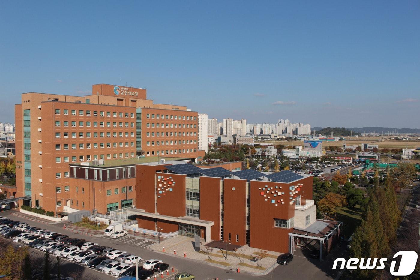 본문 이미지 - 전북 군산의료원 전경. 전북도는 코로나19 등에 대한 효과적 대응과 지역의료격차 해소를 위해 공공의료 강화 대책을 발표했다.(전북도 제공)2020.8.20 /ⓒ 뉴스1