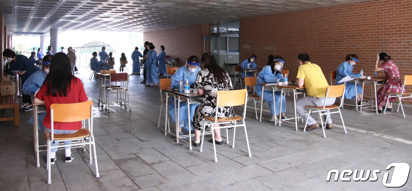 경기 김포시 87번 코로나19 확진자가 인천 서구 간재울중학교 1학년 담임으로 확인됐다. 방역당국이 해당 학교 1학년 학생과 교직원 427명을 검사하고 있다.(인천서구청 제공)2020.8.21/뉴스1