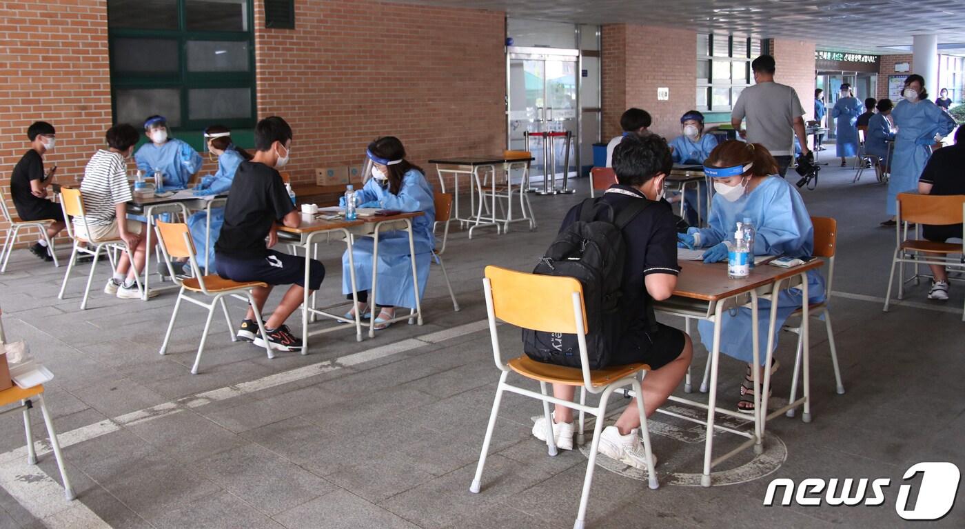 경기 김포시 87번 코로나19 확진자가 인천 서구 간재울중학교 1학년 담임으로 확인됐다. 방역당국이 해당 학교 1학년 학생과 교직원 427명을 검사하고 있다.(인천서구청제공)2020.8.21/뉴스1