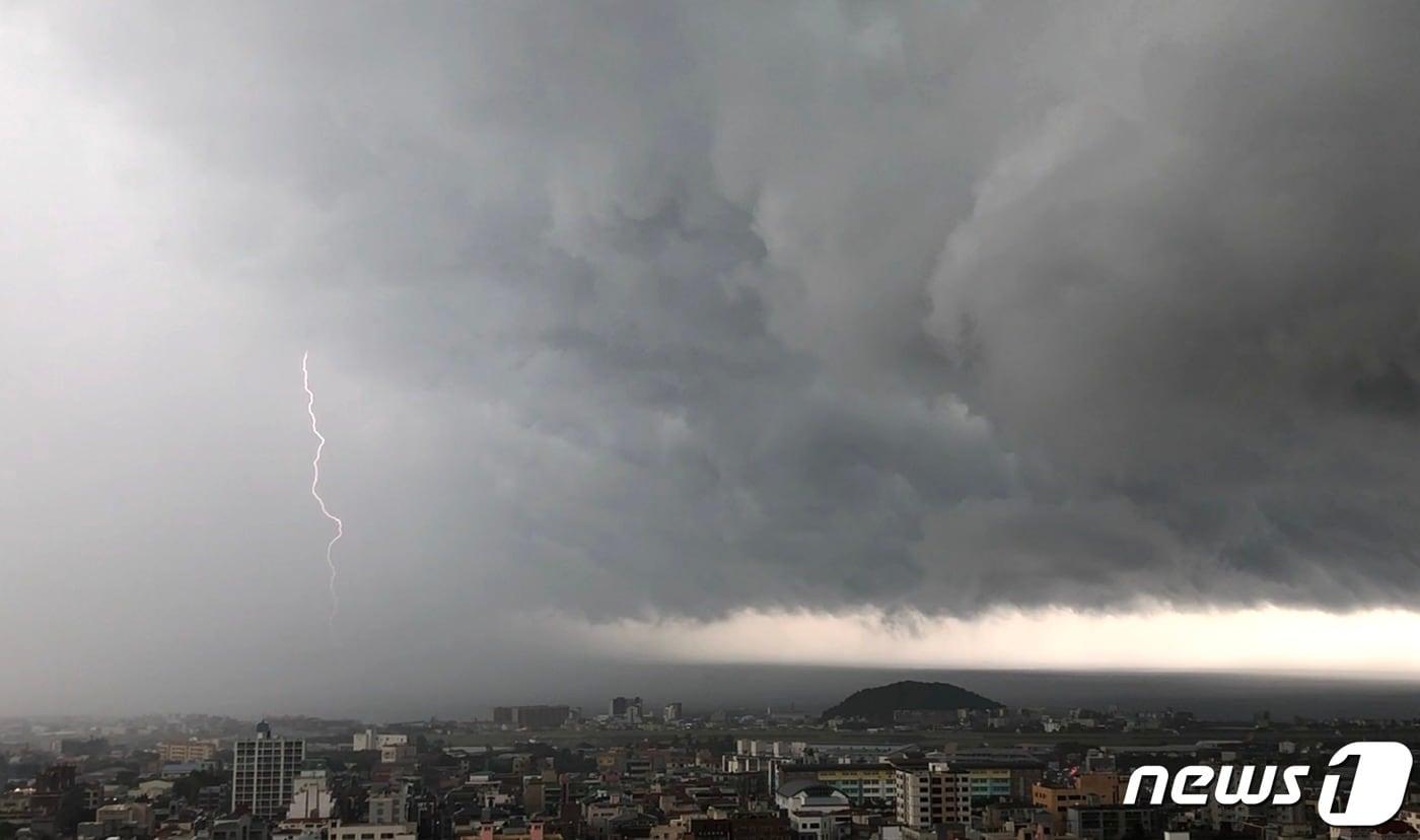 흐린 하늘 속 번개. (뉴스1 DB)