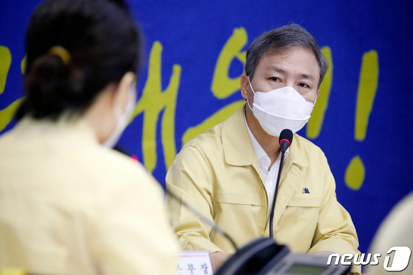 본문 이미지 - 김승수 전주시장이 22일 시청에서 간부들이 참석한 가운데 코로나19 위기 극복 비상대책회의를 주재하고 있다.(전주시 제공)2020.8.22/뉴스1 ⓒ News1 임충식기자