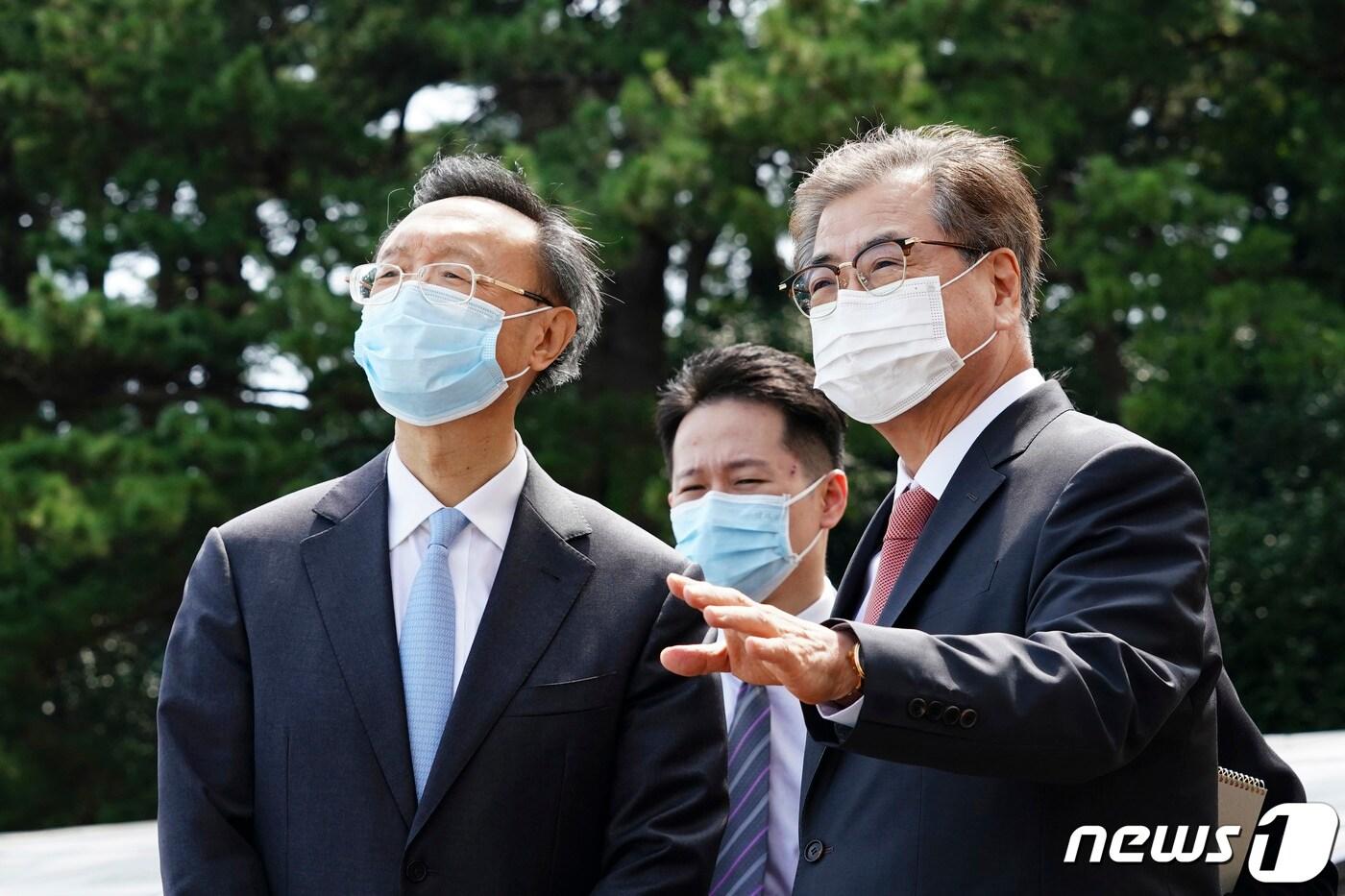 서훈 청와대 국가안보실장이 22일 오후 부산 해운대구 웨스틴조선호텔에서 양제츠 중국 중앙정치국 위원과 회담을 마친 후 대화하고 있다. &#40;청와대 제공&#41; 2020.8.22/뉴스1