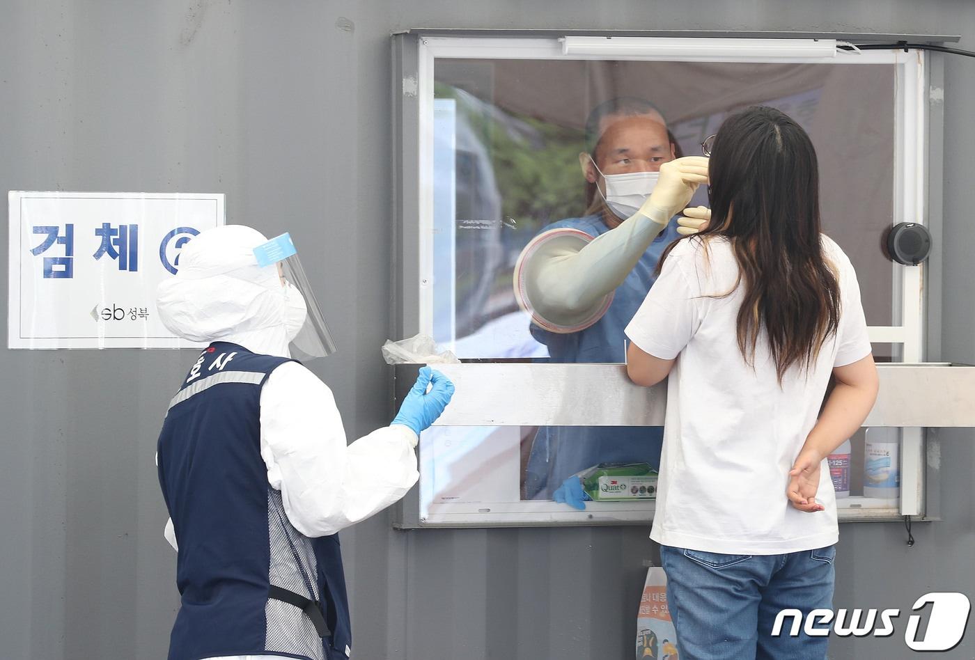 본문 이미지 - 24일 오전 서울 성북구 성북구청 앞에 마련된 코로나19 선별진료소를 찾은 한 시민이 검사를 받고 있다. 2020.8.24/뉴스1 ⓒ News1 임세영 기자