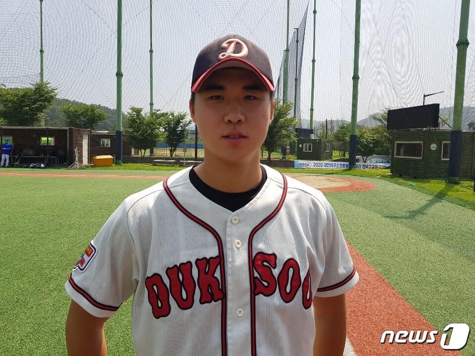 본문 이미지 - 키움 히어로즈 유니폼을 입게된 덕수고 장재영. (키움 히어로즈 제공) ⓒ 뉴스1