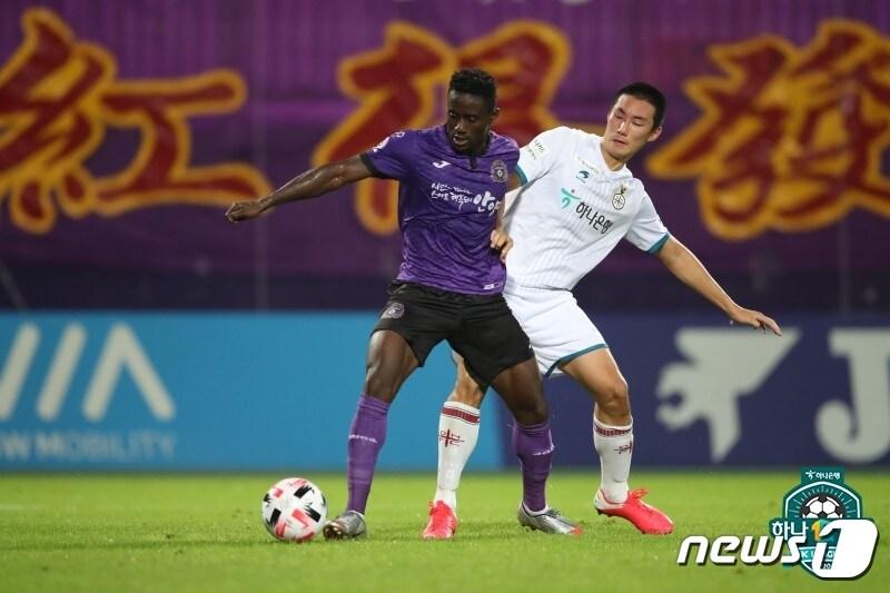 본문 이미지 - 24일 안양종합운동장에서 열린 하나원큐 K리그2 2020 16라운드 대전하나시티즌과 FC안양의 경기. 안양 아코스티(왼쪽)과 대전 이지솔이 경합하고 있다. (프로축구연맹 제공) ⓒ 뉴스1