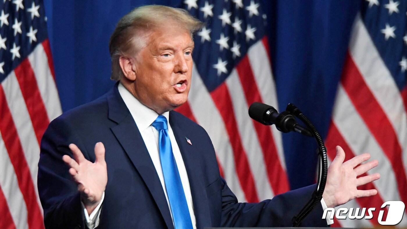 도널드 트럼프 미국 대통령이 24일(현지시간) 노스캐롤라이나주 샬럿에서 열린 공화당 전당대회에 참석, 대의원 등 당원들을 상대로 연설하고 있다. ⓒ 로이터=뉴스1