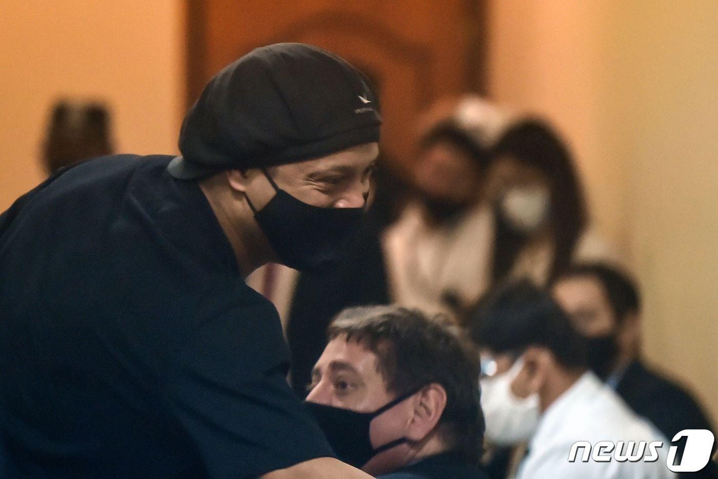 본문 이미지 - 여권을 위조한 혐의로 파라과이에 붙잡혀 있던 호나우지뉴가 벌금을 내고 브라질로 돌아간다. ⓒ AFP=뉴스1