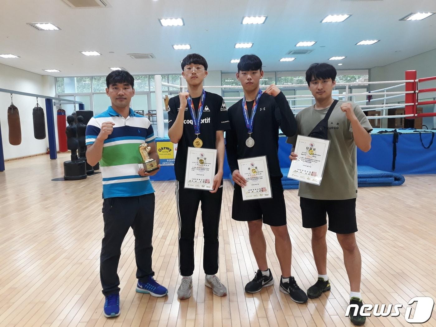 본문 이미지 - 충북체고 복싱부 이성태 교사와 김윤섭·연제원·황만석 지도자가 기념촬영을 하고 있다. (충북도교육청 제공) ⓒ 뉴스1