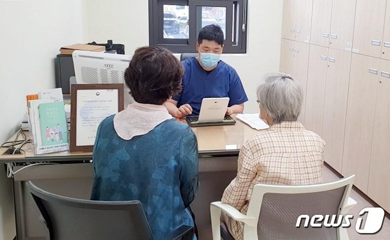 본문 이미지 - 괴산군보건소가 치매 관리를 예방부터 관리까지 무료로 원스톱 지원하고 있다.(괴산군 제공)ⓒ 뉴스1