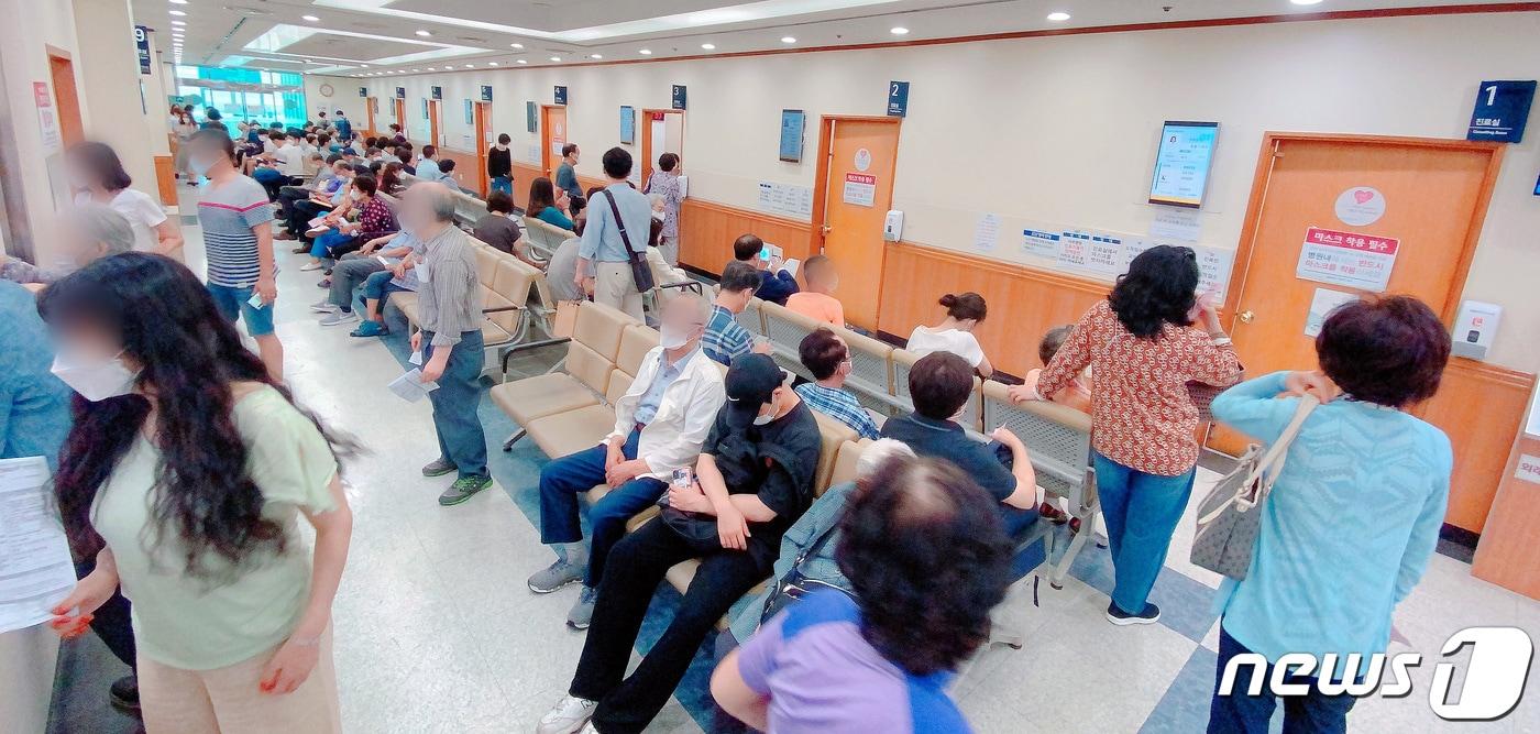 본문 이미지 - 25일 오전 서울의 한 대학병원을 찾은 환자와 방문객들이 진료를 받기 위해 줄지어 서 있다. 2020.8.25/뉴스1 ⓒ News1 이동해 기자