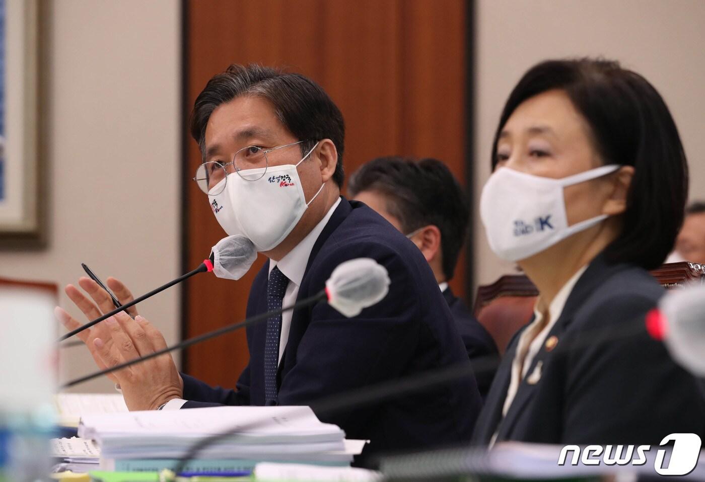 본문 이미지 - 성윤모 산업통상자원부 장관이 25일 오전 서울 여의도 국회에서 열린 산업통상자원중소벤처기업위원회 전체회의에서 의원들의 질의에 답변하고 있다. 2020.8.25/뉴스1 ⓒ News1 신웅수 기자