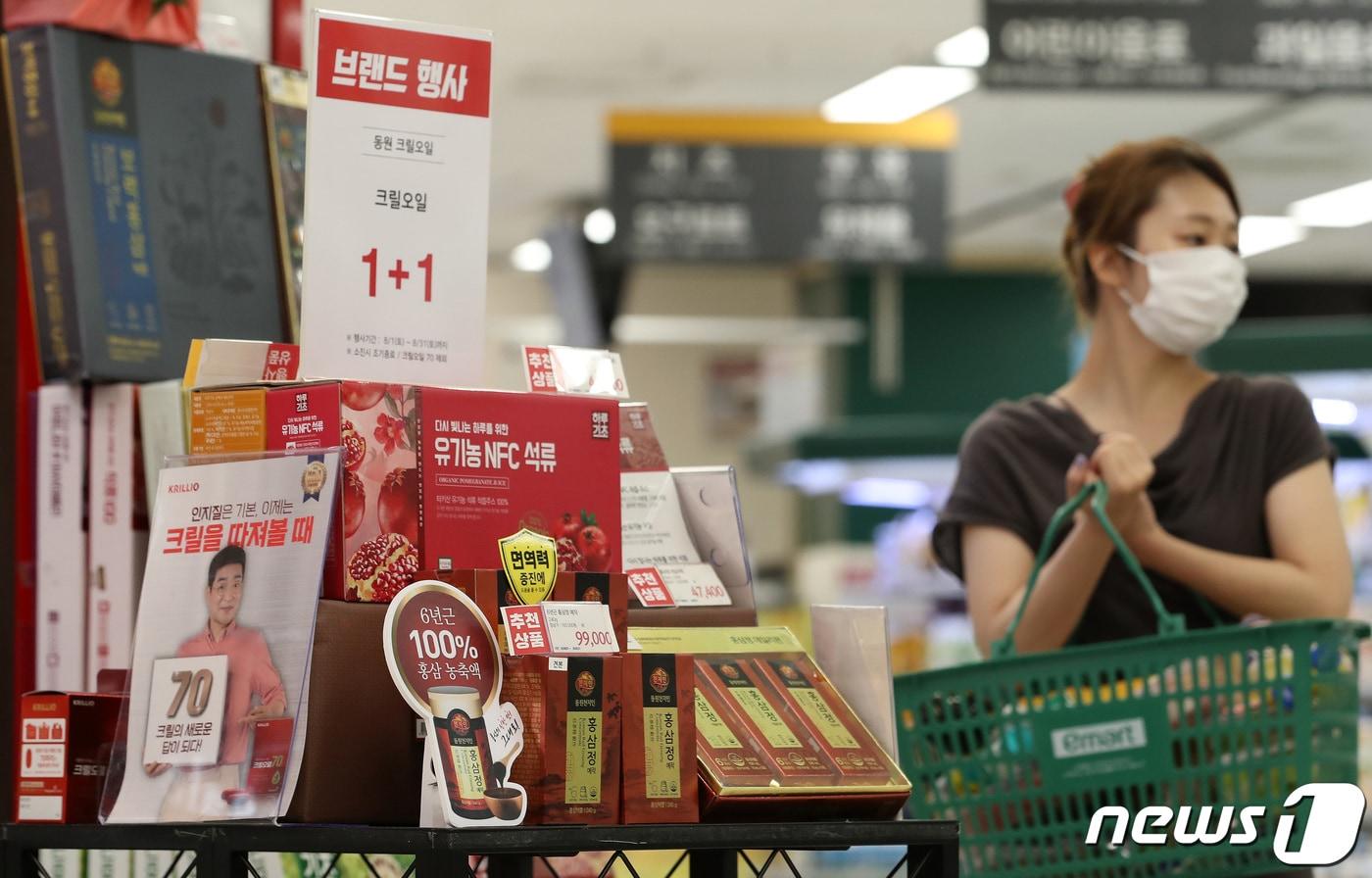 코로나19 확산으로 사회적 거리두기 2단계 조치가 시행 중인 25일 서울의 대형마트에서 고객들이 건강식품을 고르고 있다. /뉴스1 ⓒ News1 이동해 기자