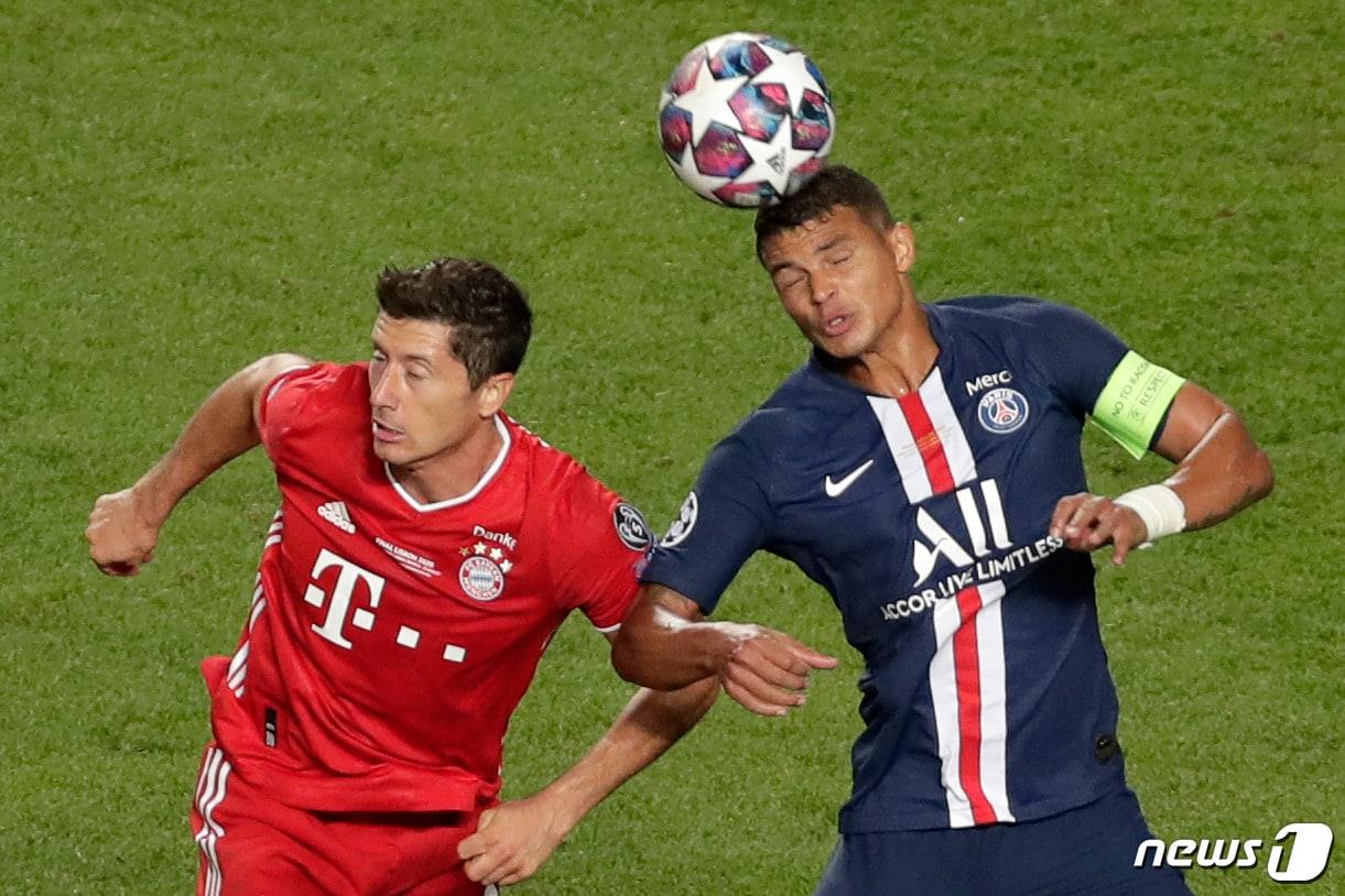 본문 이미지 - PSG의 베테랑 수비수 티아고 실바(오른쪽)가 잉글랜드 프리미어리그 첼시로 이적할 전망이다. ⓒ AFP=뉴스1