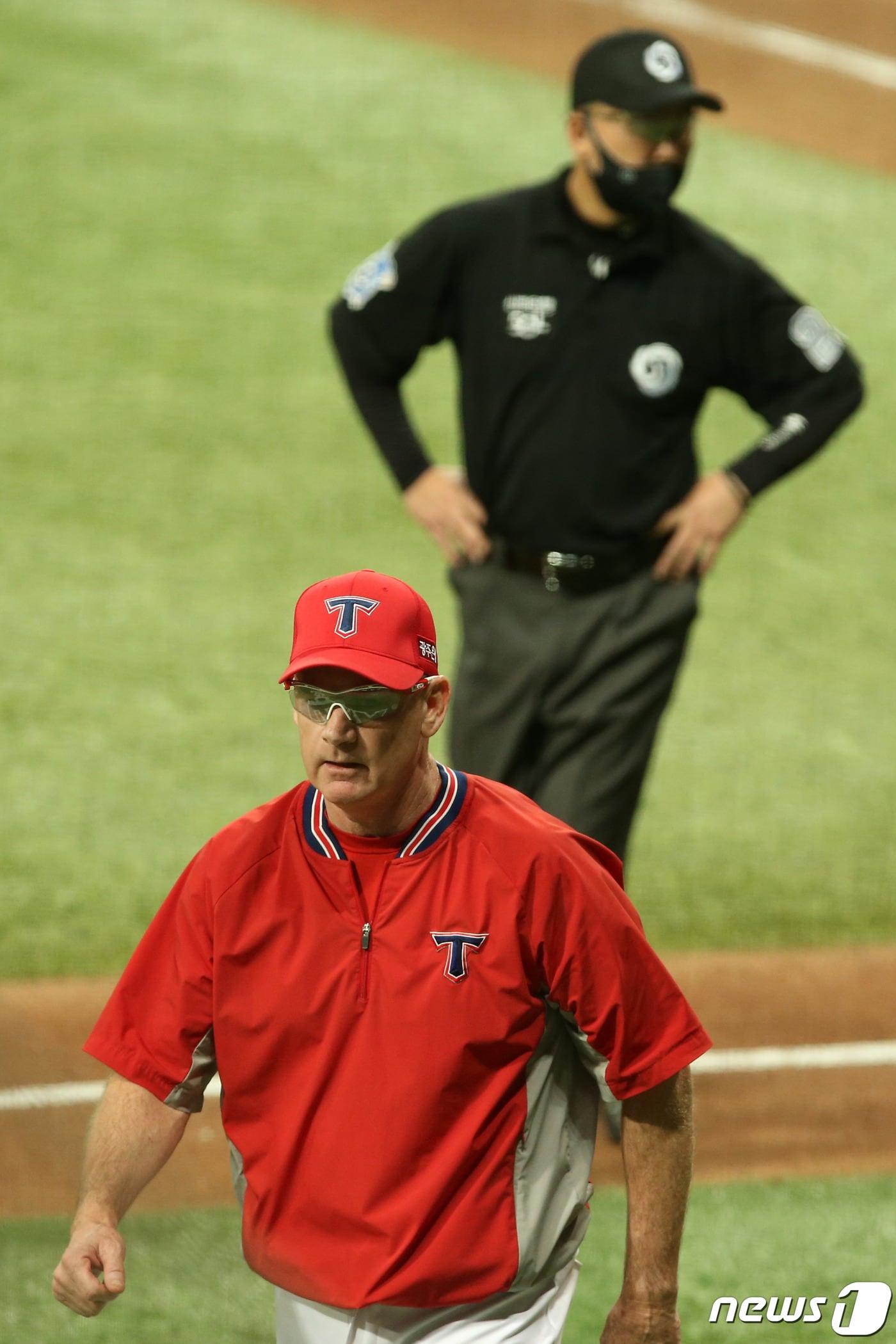 본문 이미지 - KIA 타이거즈 맷 윌리엄스 감독이 8월23일 고척 키움 히어로즈전에서 비디오판독 결과에 항의해 퇴장 조처되고 있다. (KIA 타이거즈 제공)ⓒ 뉴스1