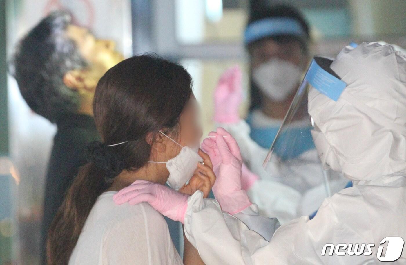 제주도는 제주지역의 한 게스트하우스의 사장과 직원이 잇따라 코로나19 확진판정을 받았다고 28일 밝혔다. 제주도가 직원 2명이 잇따라 확진 판정을 받은 제주국제자유도시개발센터(JDC) 본사 엘리트빌딩 정문에 선별진료소를 설치, JDC 전 직원을 대상으로 검체를 채취하고 있다. 2020.8.25 /뉴스1 ⓒ News1 강승남 기자