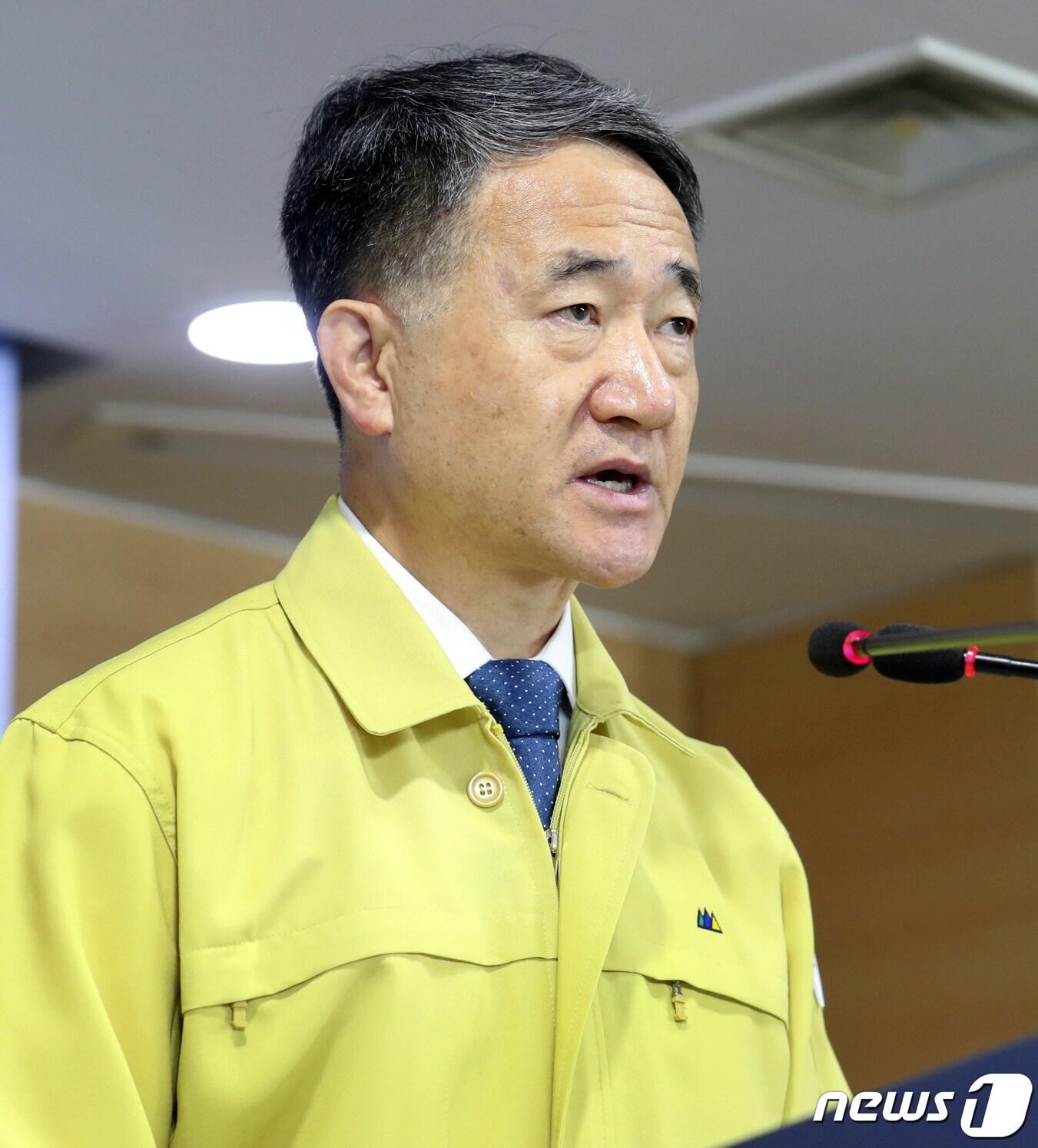 본문 이미지 - 박능후 보건복지부 장관이 26일 오전 정부서울청사 브리핑실에서 의사협회의 집단휴진 관련 브리핑을 하고 있다. 박 장관은 브리핑에서 오전 8시를 기해 수도권 전공의·전임의를 대상으로 업무개시명령을 발동했다. (보건복지부 제공) 2020.8.26/뉴스1 ⓒ News1 장수영 기자