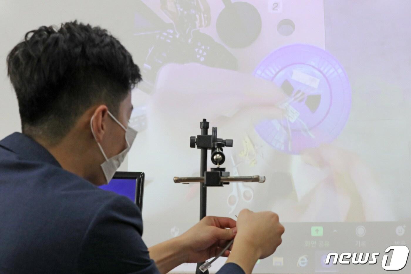 본문 이미지 - 한 특성화고 교사가 원격수업을 하는 모습./뉴스1 ⓒ News1 조태형 기자