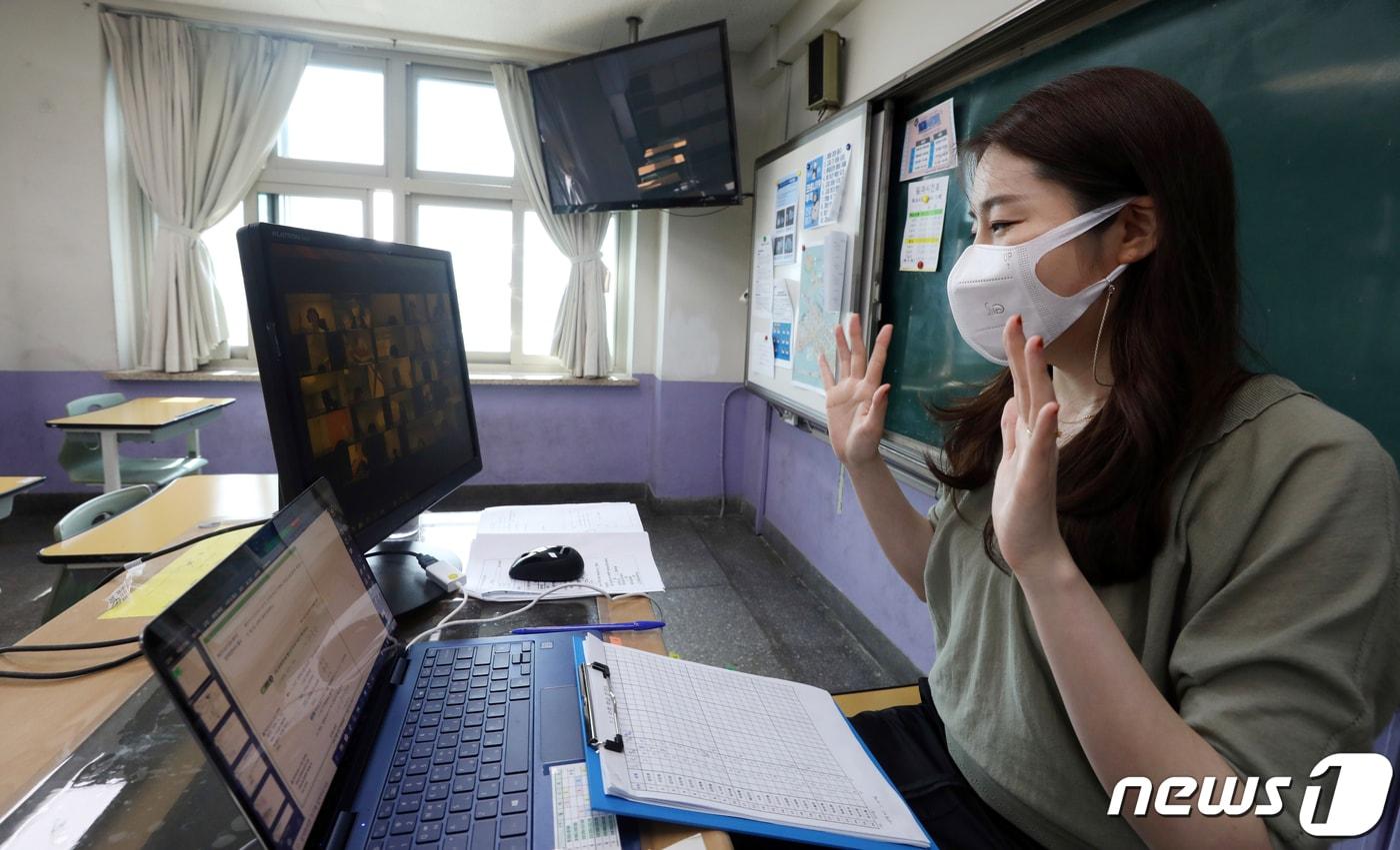 서울 한 중학교 교사가 원격수업하고 있다. 2020.8.26/뉴스1 ⓒ News1 황기선 기자