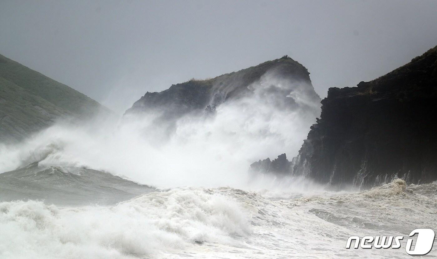 제8호 태풍 '바비(BAVI)'가 북상 중인 26일 오후 제주시 한경면 고산리 인근 해상에 있는 무인도 와도(누운 섬)에 거대한 파도가 덮치고 있다.2020..26 /뉴스1 ⓒ News1 고동명 기자