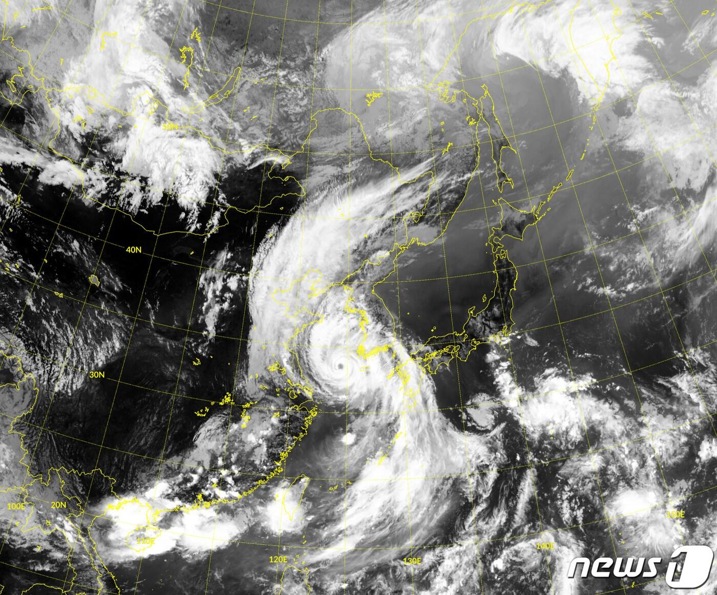 본문 이미지 - 천리안 2A 위성이 26일 오전 촬영한 바비의 태풍 경로 모습.(사진은 기사 내용과 무관함) / 뉴스1 ⓒ News1