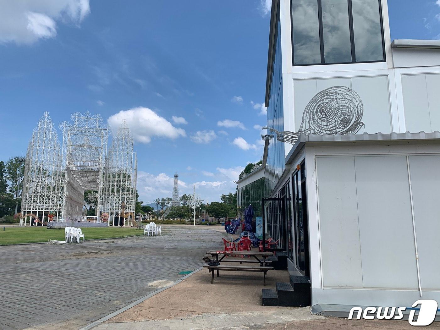 본문 이미지 - 20일 충북 충주시는 라이트월드 행정대집행 시작 205일만에 원상복구를 완료했다고 밝혔다. 사진은 철거 전 라이트월드 시설물 모습.(뉴스1 DB)/ⓒ 뉴스1