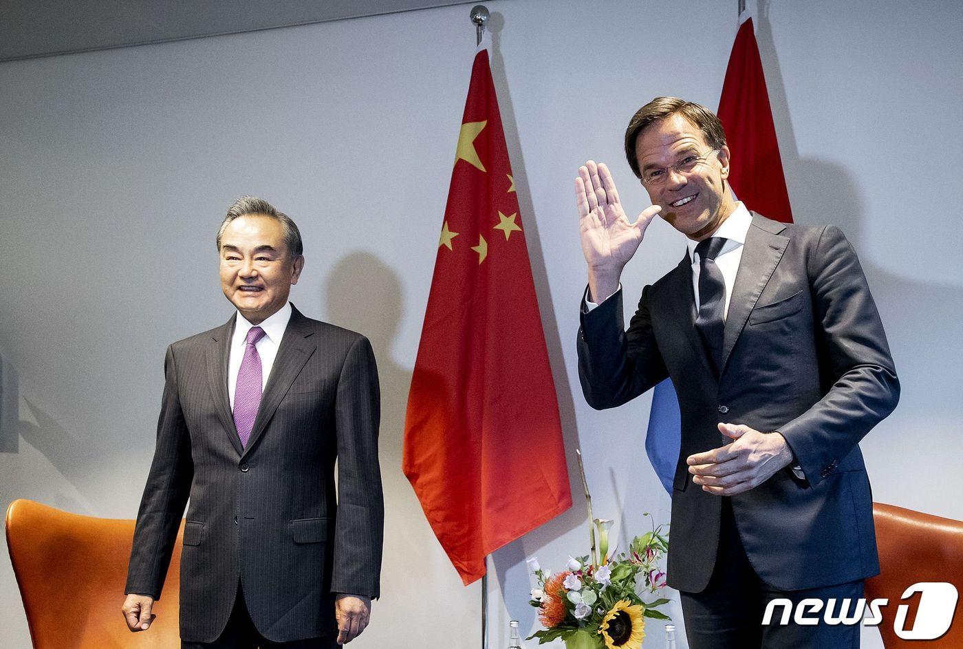 2020년 마르크 뤼터 네덜란드 총리(우)와 왕이 중국 외교부장. ⓒ AFP=뉴스1 ⓒ News1 우동명 기자